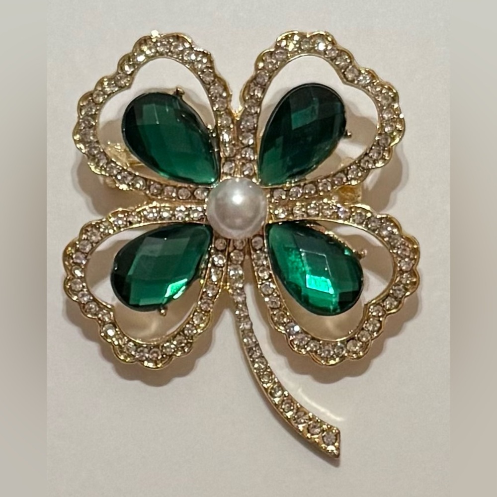 Beautiful Green Gemstone and Gold Clover Brooch